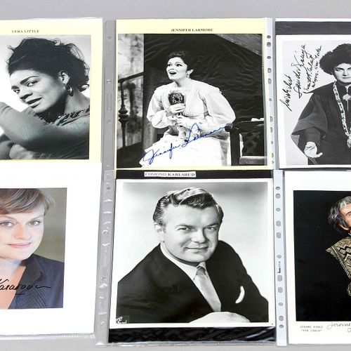 Null 50张带有签名的歌剧歌手照片的混合拍品。其中包括劳里茨-梅尔基奥、德尔-摩纳哥、尼尔森、托齐、塔克、史蒂文斯、法拉尔、海因斯、里萨内克和科尼亚。该卷轴&hellip;