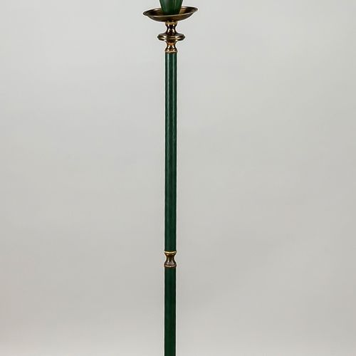 Null 落地灯，20世纪，绿色漆面金属，黄铜。圆盘底座上的轴带结点。6个弯曲的烛台臂在装饰的控制台上，烛台，高170厘米。