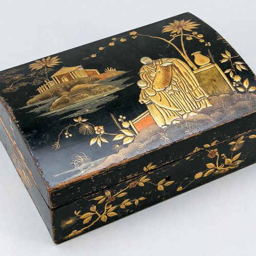 Null Chinoiserie盒子，法国或西班牙，约1750年，木头上的黑漆，长方形的盒子，略微弯曲的铰链盖子。有些地方的装饰为浮雕，夹杂着金色装饰，11 x&hellip;