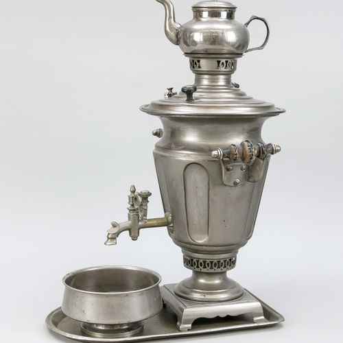 Null 带壶、托盘和滴水盘的萨莫瓦罐，俄罗斯，19世纪末，金属主体，木质车把手，高50厘米