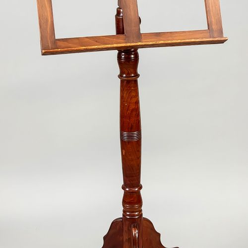 音乐架，19/20世纪，木材。转轴在3个喇叭形的脚上，高度可调，有木质螺丝锁住，最小高度115厘米。
