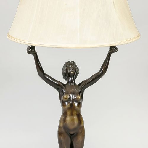 Null 雕像台灯，20世纪上半叶，青铜。圆形，异形底座，3个贝壳脚，灯杆为裸体站立，手臂抬起，略带刻面的乳白色布料的灯罩，高79厘米。