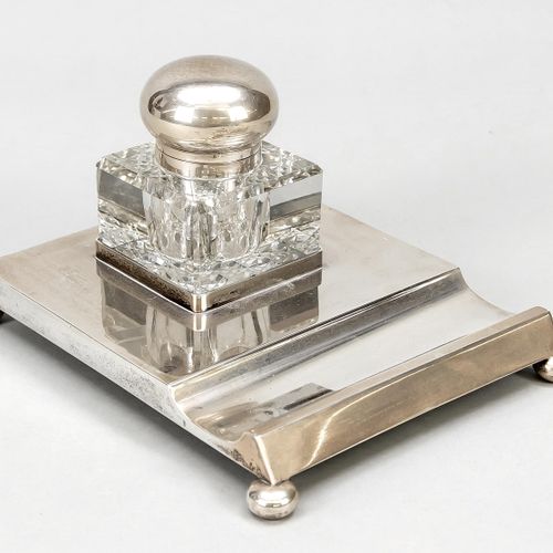 Null 墨盒，20世纪，镀银底座，压球脚，有凹槽可供储存。玻璃砚台，镀银铰链盖，14 x 23 x 18厘米。
