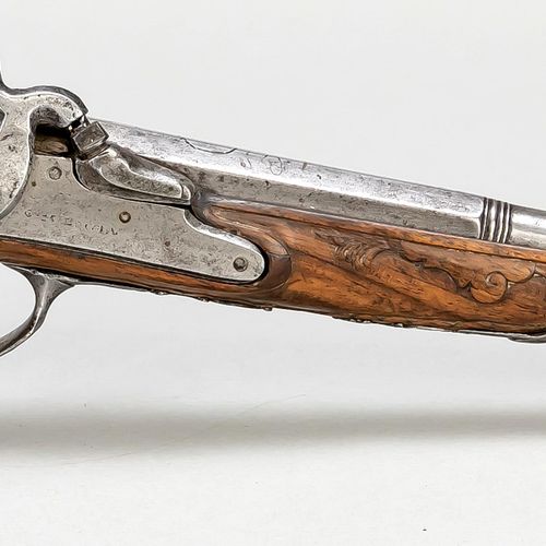 Null 打击式手枪，19世纪，枪托由暗纹硬木制成，部分有装饰性雕刻。装饰性的铁制支架，长38厘米。