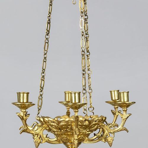 Null 天花吊灯，19世纪末，镀金的青铜/黄铜。6个吊灯臂在一个镂空的装饰台。悬挂有3条链子，长约70厘米/D。40厘米