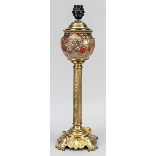 Null 通电的煤油灯，19世纪末，青铜，有残留的镀金，萨摩罐。有轮廓和装饰的柱状轴，四通脚，高60厘米。