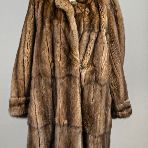 Null 女式黑貂皮半身大衣，衬里的标签上标有 "衣橱里的毛皮"，无尺寸标识