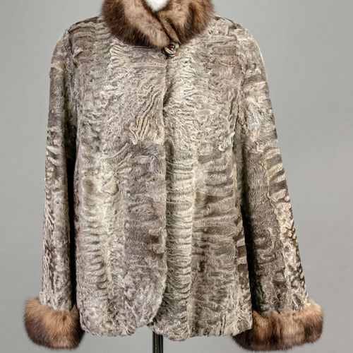 Null 带有貂皮贴花的女士波斯外套，20世纪，未磨损的皮草商的器物，没有标明尺寸