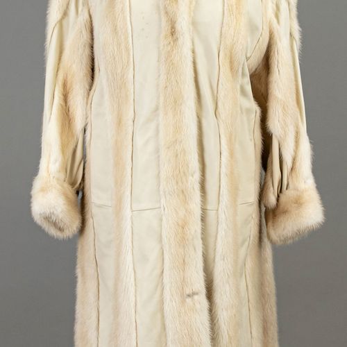 Null 貂皮和皮革制成的垂直条纹的白色女式大衣，在丝绸衬里的标签上标有 "Carola Pelze Berlin"。皮革在肩部有小污点