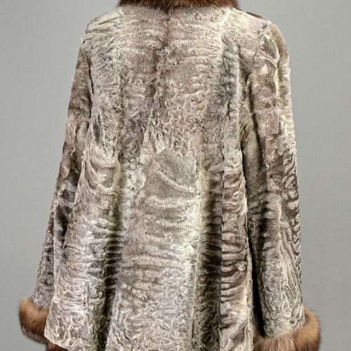 Null 带有貂皮贴花的女士波斯外套，20世纪，未磨损的皮草商的器物，没有标明尺寸