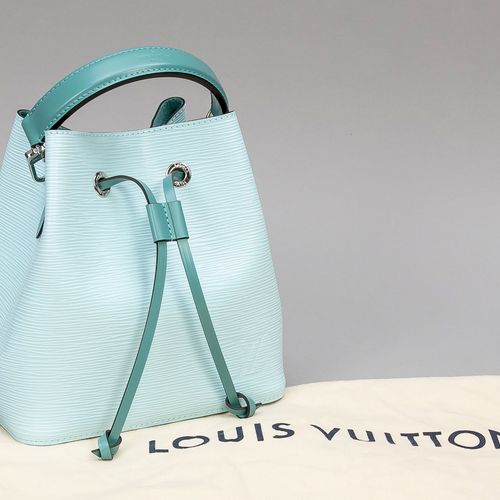 Null Louis Vuitton, sac en cuir épi NéoNoé BB en bleu marine/vert (en rupture de&hellip;