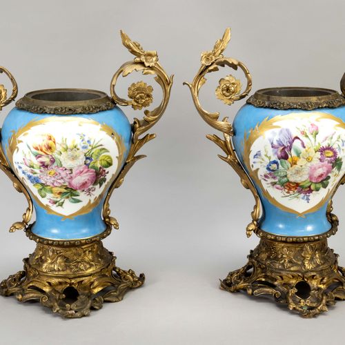 Paire de vases, f. Sèvres, France, 19e s., corps bombé vers le haut, polychrome &hellip;