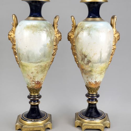 Paire de vases d'apparat de style Sèvres, France, 19e s., peinture polychrome av&hellip;
