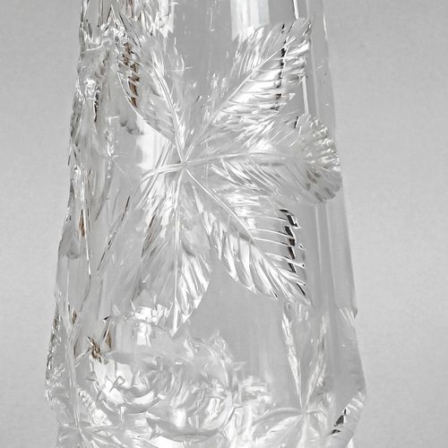 Vase en cristal, 20e s., base ronde, corps en forme de goutte, bord ondulé (meul&hellip;