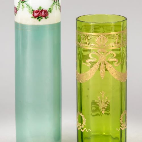 Deux vases, début du 20e s., base ronde, forme cylindrique, 1x verre vert à déco&hellip;