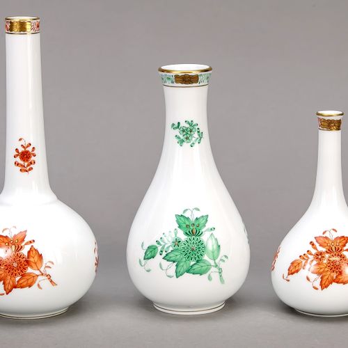 Trois vases, Herend, Hongrie, marque après 1967, forme bouteille, décor Apponyi &hellip;