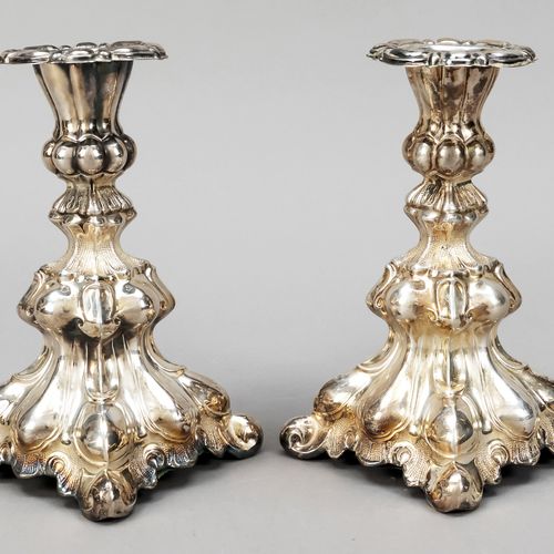 Paire de chandeliers, 20e siècle, marqués J..L.H., argent 830/000, forme baroque&hellip;