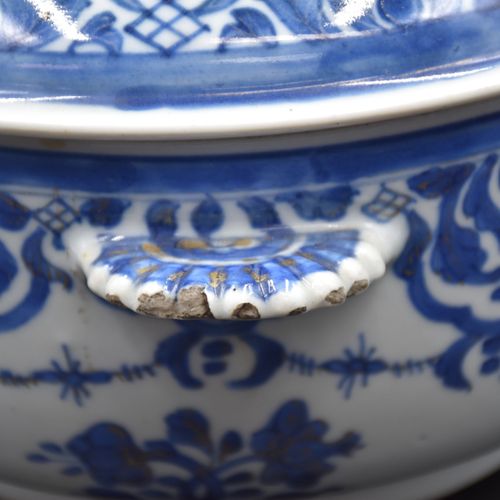 Terrine couverte en porcelaine de Chine. Ht: 26 cm. Diamètre: 30 cm. 
NL: Chines&hellip;