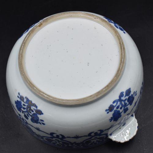 Terrine couverte en porcelaine de Chine. Ht: 26 cm. Diamètre: 30 cm. 
NL: Chines&hellip;