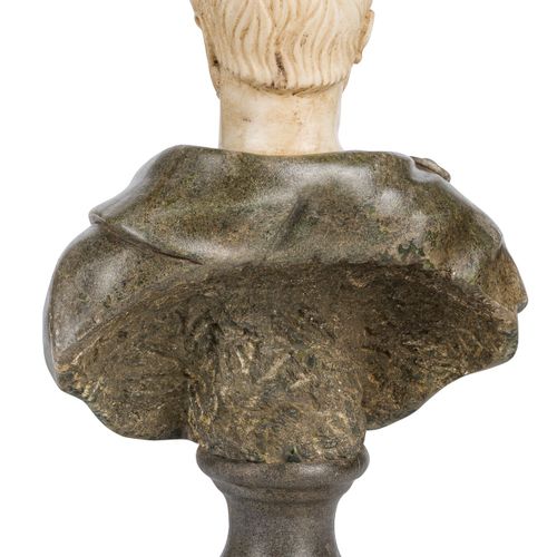 Roman emperor testa in marmo statuario, la parte inferiore è in marmo verde dell&hellip;