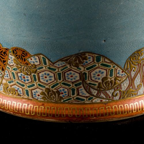 Vase Japanese Satsuma manufacture, late 19th century, the central decoration dep&hellip;