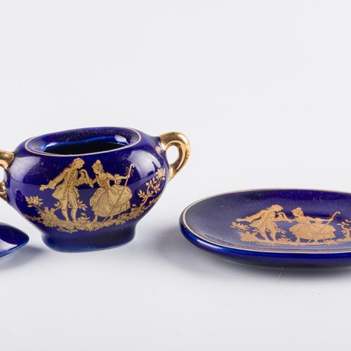 Lot of five porcelain objects cobalt blue with golden finishes, of which: a smal&hellip;