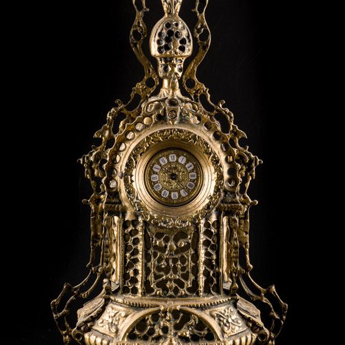 Table Clock French manufacture, early 20th century, in gilded bronze, with rich &hellip;
