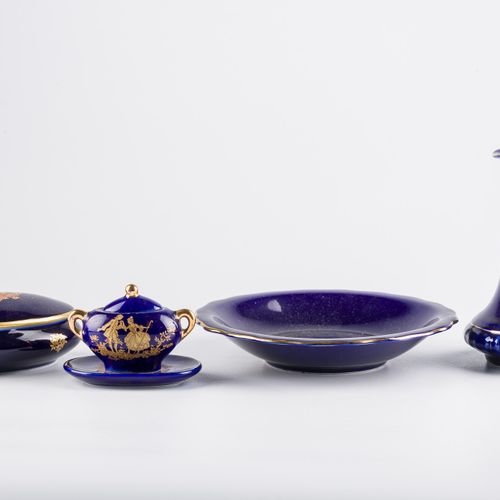 Lot of five porcelain objects cobalt blue with golden finishes, of which: a smal&hellip;