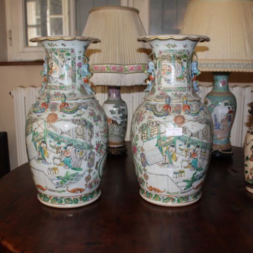CINA, XIX secolo 
Coppia di vasi in porcellana di Canton decorati con scene call&hellip;