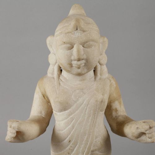 Null 
大理石雕塑 "瑜伽师"。
印度，20世纪，无标记，浅色大理石凿成，站立的女性形象在一个平坦的方形底座上，手臂被粘住，物质有轻微的损失，高44厘米。
