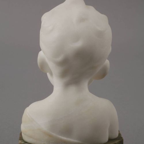 Null 
Buste d'enfant en albâtre 
vers 1900, marqué Pr. Eppler au dos, épaulette &hellip;