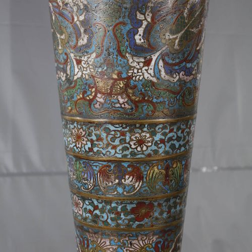 Null 
Gran lámpara de pie de cloisonné
China, c. 1910, sin marca, según el exped&hellip;