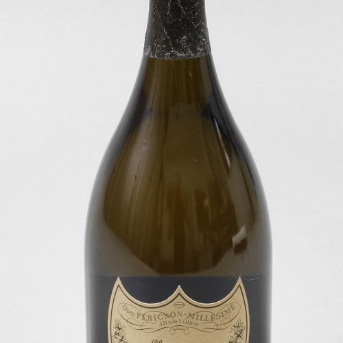 Null 
瓶装唐培里侬2004年份酒
指定的Dom Perignon Millesime Altum Vilare，750毫升，原瓶盖，高31厘米。