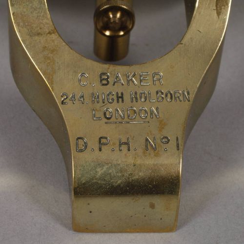 Null 
显微镜 
20世纪初，标记为C。Baker London, D. P. H. No.1, 黄铜凿刻和实心，三连发，功能齐全，高度最大42厘米。