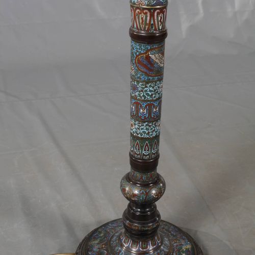 Null 
Gran lámpara de pie de cloisonné
China, c. 1910, sin marca, según el exped&hellip;