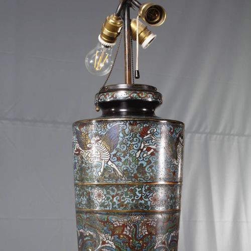 Null 
Große Stehlampe Cloisonné
China, um 1910, ungemarkt, nach Angabe des Einli&hellip;