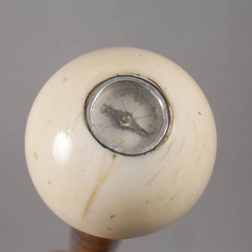 Null 
Spazierstock Elfenbein
um 1920, kugeliger Knauf aus geschnitztem Elfenbein&hellip;