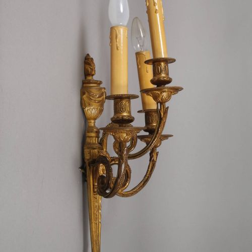 Null 
Coppia di lampade da parete
Inizio XX secolo, bronzo dorato, applicazioni &hellip;