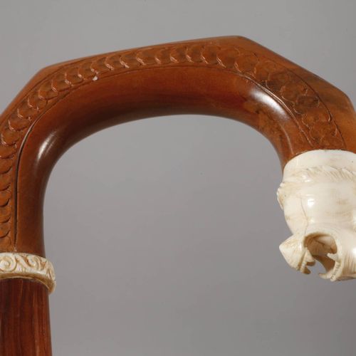 Null 
象牙手杖
20世纪初，圆形钩状手柄，由毛刺木制成，两面都有雕刻的叶子，象牙柄是狮子头的形状，环也是由象牙制成，有装饰性的，锥形硬木轴，骨制的卡套，手&hellip;