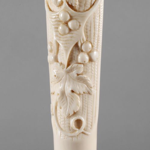 Null 
象牙色手杖
约1920年，细长的圆锥形象牙雕刻的旋钮，部分刻面有浮雕的藤叶，黑檀木纬线，牛角套筒，CITES可查，高90厘米。请注意：只在欧盟范围内&hellip;
