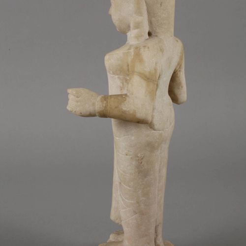 Null 
大理石雕塑 "瑜伽师"。
印度，20世纪，无标记，浅色大理石凿成，站立的女性形象在一个平坦的方形底座上，手臂被粘住，物质有轻微的损失，高44厘米。