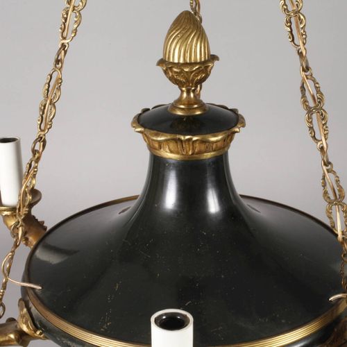 Null 
帝国风格的吸顶灯
约1900年，青铜和黄铜部分发黑，悬挂在三个装饰性链条上的吊杆，装饰有刺桐叶图案和圆锥体，六个短吊灯臂呈马斯克龙形状，有连接的扣环&hellip;