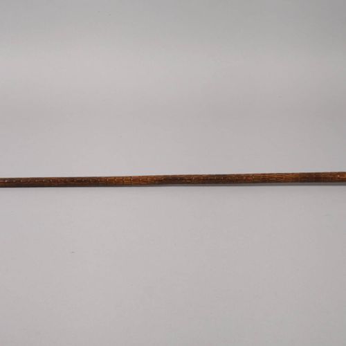 Null 
象牙色手杖
约1920年，象牙雕刻的球形旋钮，中央嵌有罗盘，狭窄的银质袖口，鹧鸪木的轻拍，牛角套圈，有岁月的痕迹，CITES认证，高85厘米。请注意&hellip;