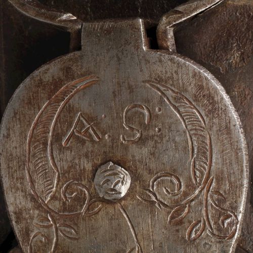 Null 
三把锁
18/19世纪，锻铁，分几部分制作和安装，部分有装饰，一个有A.S.的字样，两个箱子锁和一个柜子锁，都有钥匙，部分安装在木板上，有老化和腐蚀&hellip;