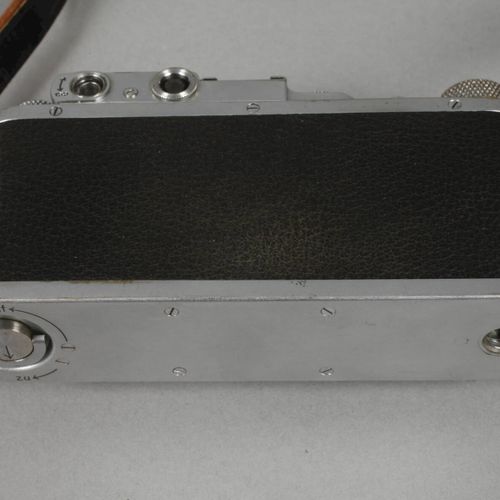 Null 
徕卡相机
20世纪中期，标有Ernst Leitz Wetzlar第216582号，皮革包裹的金属外壳，皮革表带，功能未测试。