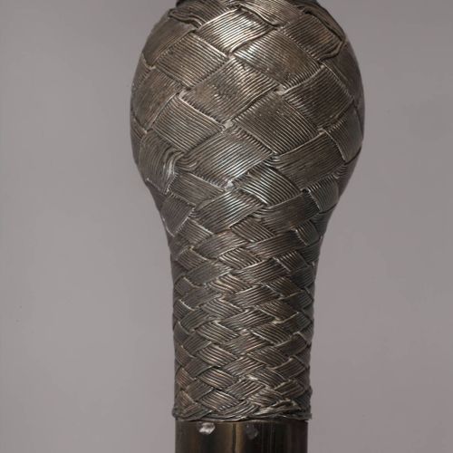 Null 
银色手杖
20世纪初，填充的球形钮，用银线编织的光学装饰，自由的一字型卡图，深色硬木的纬线，金属套圈，有老化和磨损的痕迹，高83厘米。