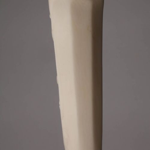 Null 
Canne en ivoire
vers 1920, pommeau fin et conique en ivoire finement sculp&hellip;
