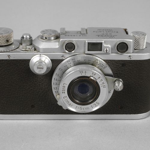 Null 
Kamera Leica
Mitte 20. Jh., gemarkt Ernst Leitz Wetzlar No 216582, lederum&hellip;