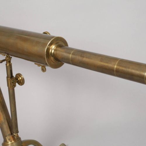 Null 
大型桌上望远镜 
无印良品，19世纪中期，整个机身是由黄铜制成的，三条腿的三脚架可以通过架子来调整倾斜度，可以使用，状况良好，长100厘米。