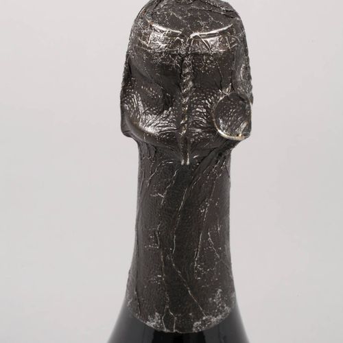 Null 
瓶装唐培里侬2004年份酒
指定的Dom Perignon Millesime Altum Vilare，750毫升，原瓶盖，高31厘米。